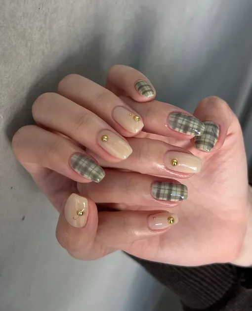 С пледом и какао: 8 стильных маникюров в клетку, которые сделают осень уютнее С пледом и какао: 8 стильных маникюров в клетку, которые сделают осень уютнее