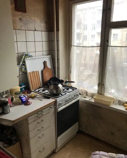 Девушка сама переделала «убитую» кухню в хрущевке. Результат ремонта поражает!