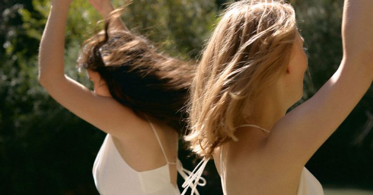 Как хорошо выглядеть на фото и перестать бояться камеры: фешн-фотограф разбивает популярные мифы о съемках