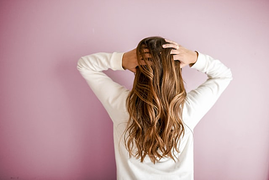 В осенне-зимний период волосы часто становятся сухими и ломкими.