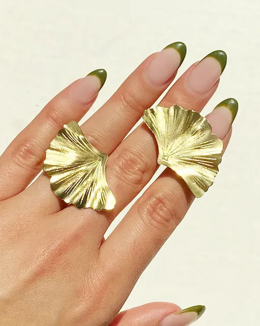 5 необычных вариантов французского маникюра на эту осень: леопард, алый, оливка и не только